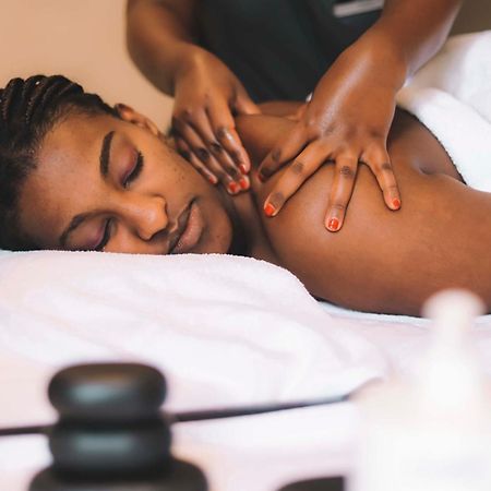 Radisson Blu Hotel & Convention Centre Kigali Dış mekan fotoğraf A woman receiving a massage