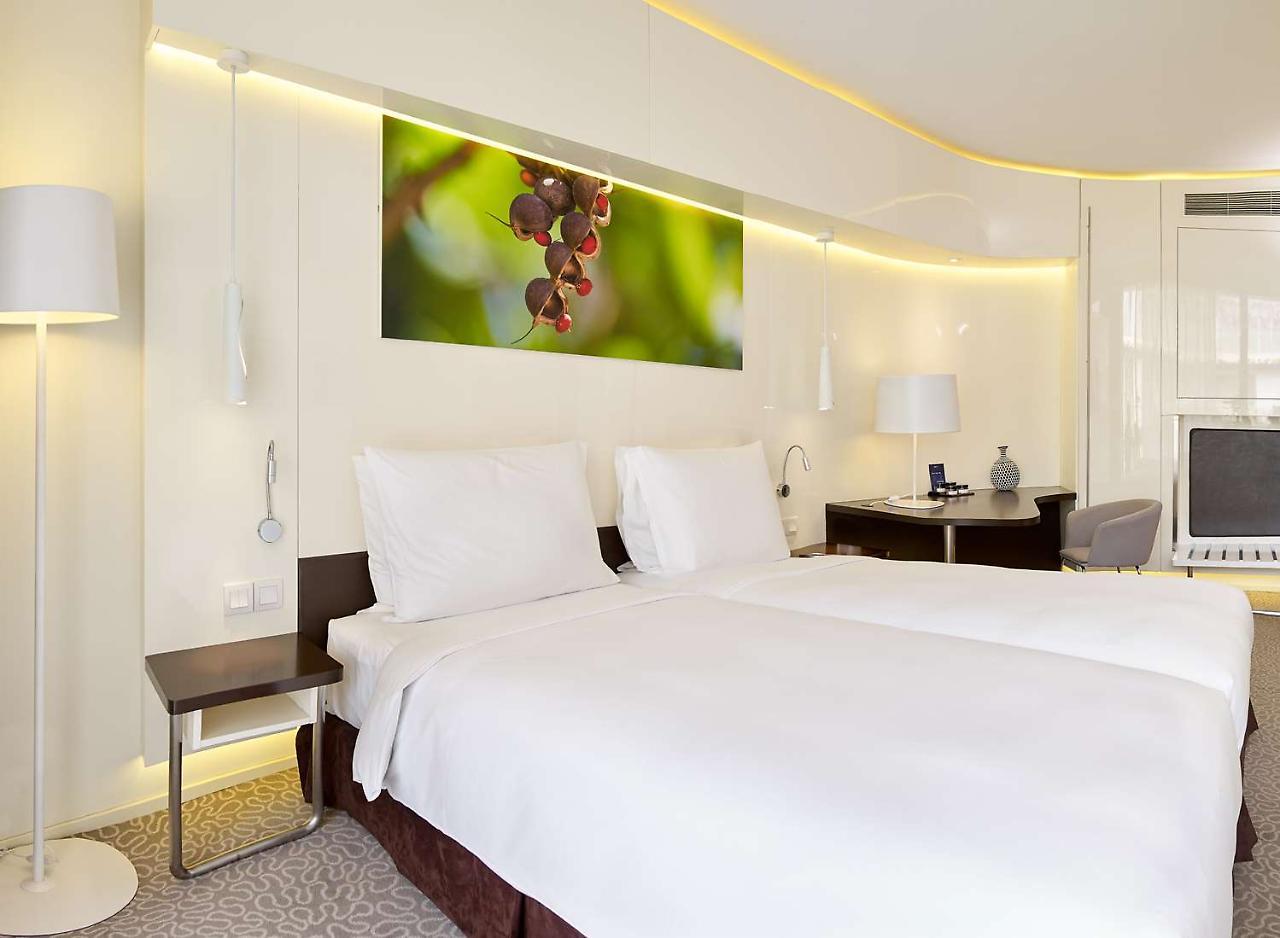 Radisson Blu Hotel & Convention Centre Kigali Dış mekan fotoğraf A room at the hotel