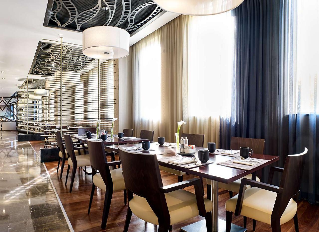 Radisson Blu Hotel & Convention Centre Kigali Dış mekan fotoğraf The restaurant