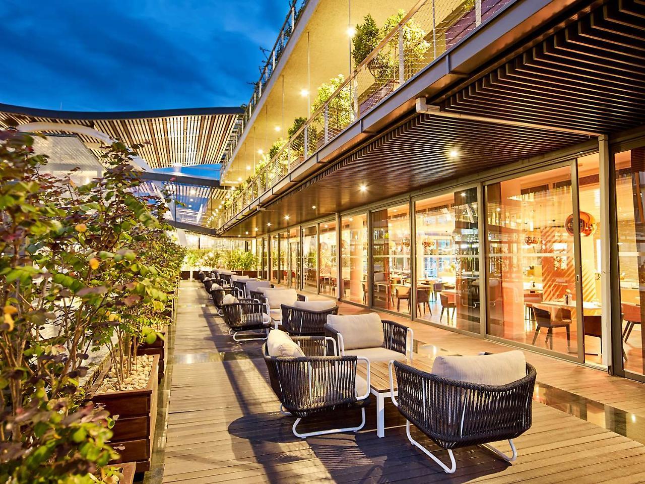 Radisson Blu Hotel & Convention Centre Kigali Dış mekan fotoğraf The Terrace