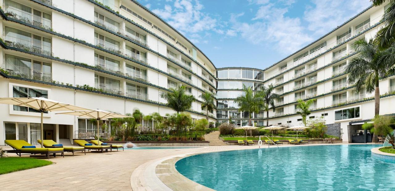 Radisson Blu Hotel & Convention Centre Kigali Dış mekan fotoğraf The pool at the hotel
