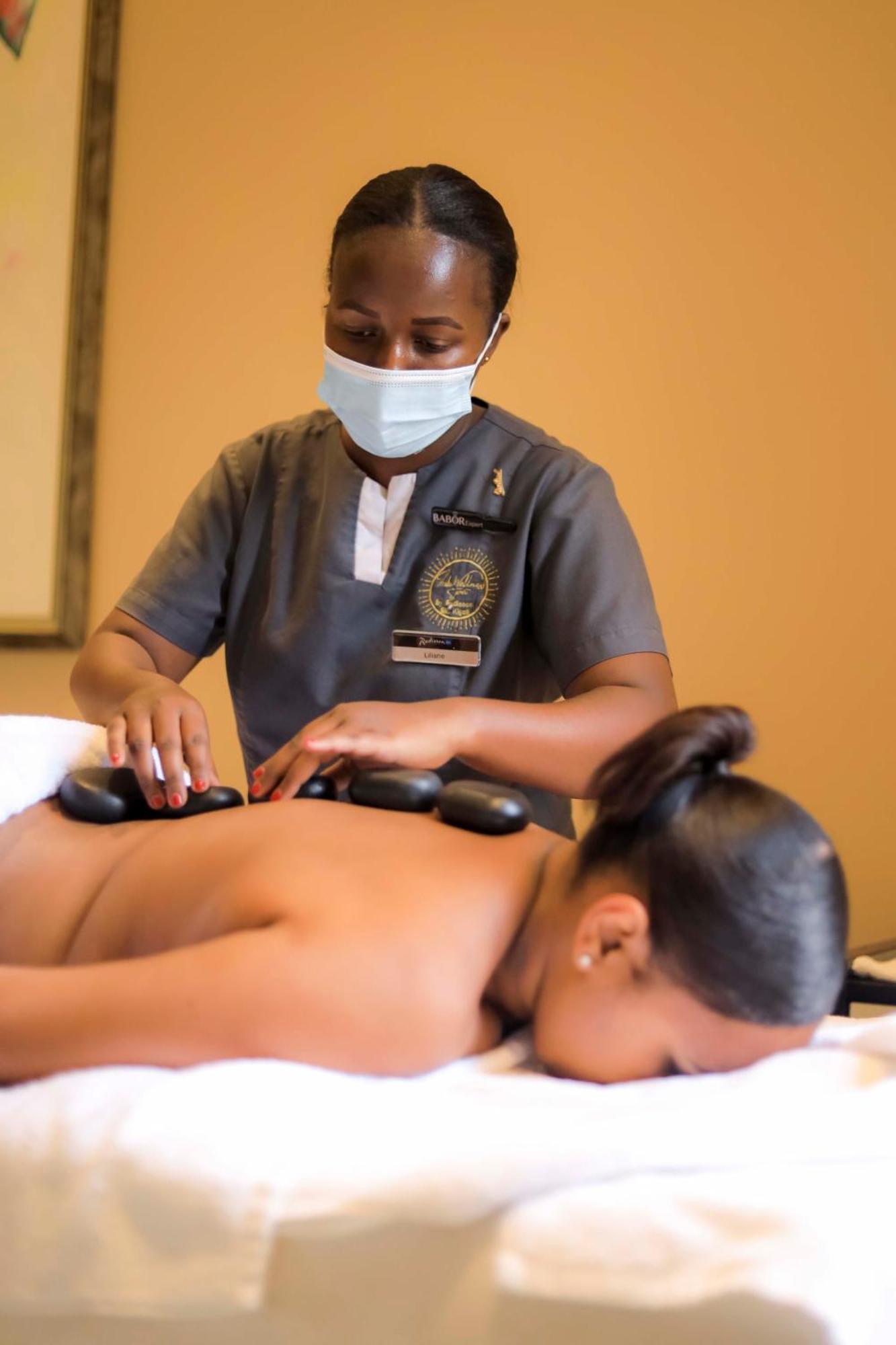 Radisson Blu Hotel & Convention Centre Kigali Dış mekan fotoğraf Hot stone massage