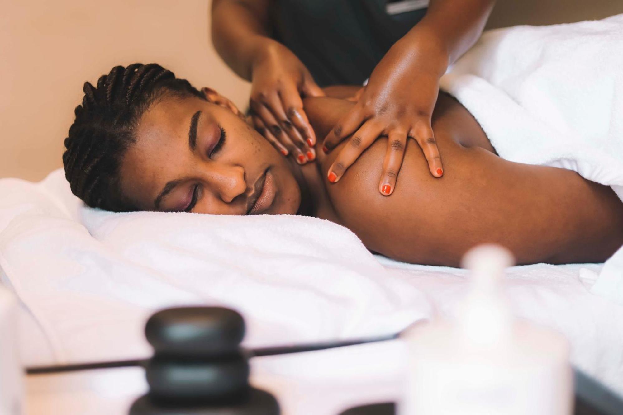 Radisson Blu Hotel & Convention Centre Kigali Dış mekan fotoğraf A woman receiving a massage