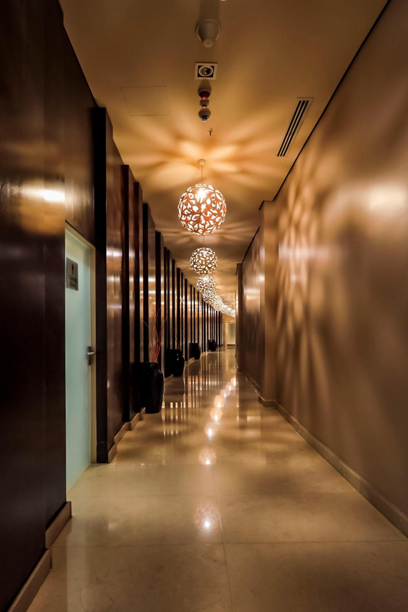 Radisson Blu Hotel & Convention Centre Kigali Dış mekan fotoğraf A corridor at the hotel