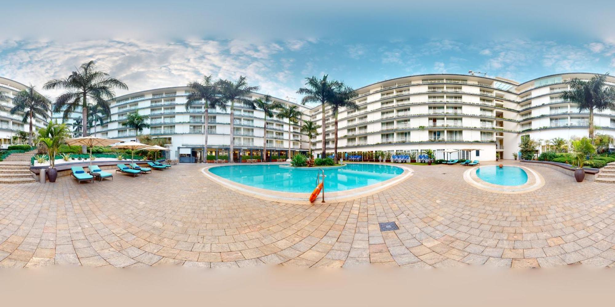 Radisson Blu Hotel & Convention Centre Kigali Dış mekan fotoğraf The pool at the hotel