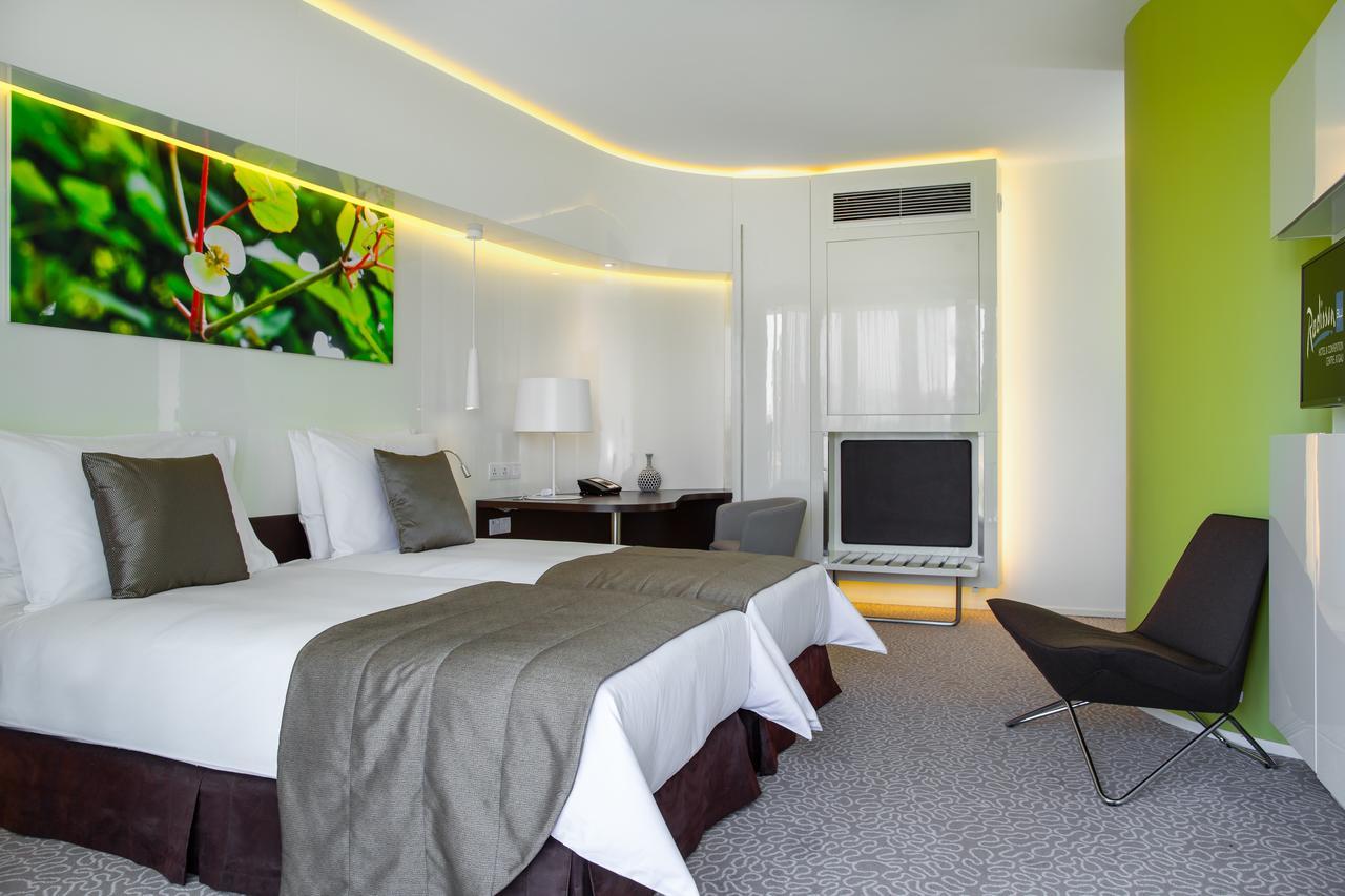 Radisson Blu Hotel & Convention Centre Kigali Dış mekan fotoğraf A room at the hotel