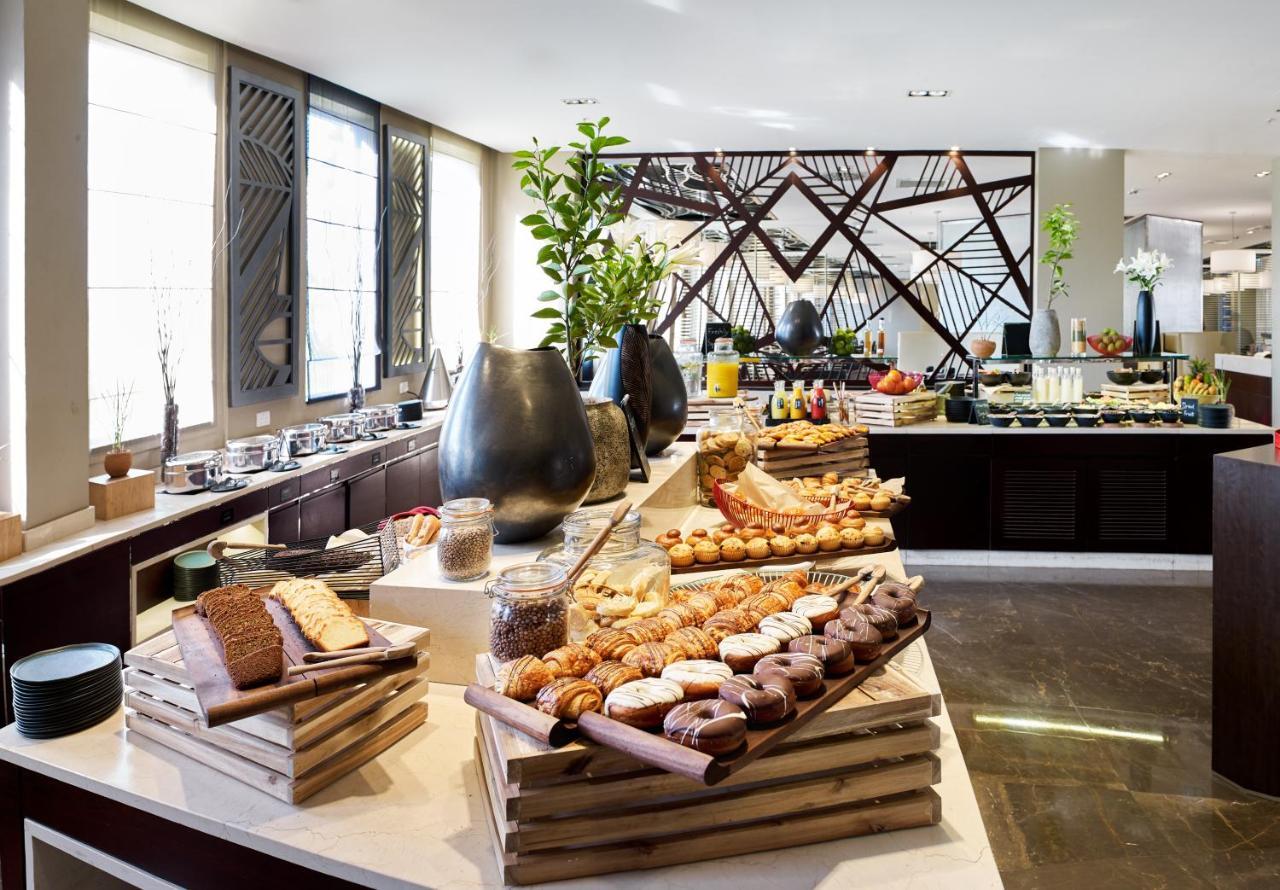 Radisson Blu Hotel & Convention Centre Kigali Dış mekan fotoğraf The buffet at the 1010 restaurant