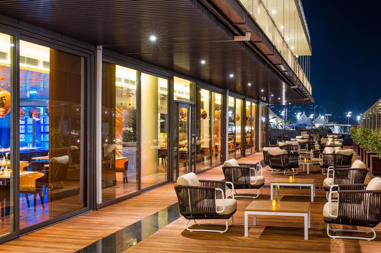 Radisson Blu Hotel & Convention Centre Kigali Dış mekan fotoğraf The Deck