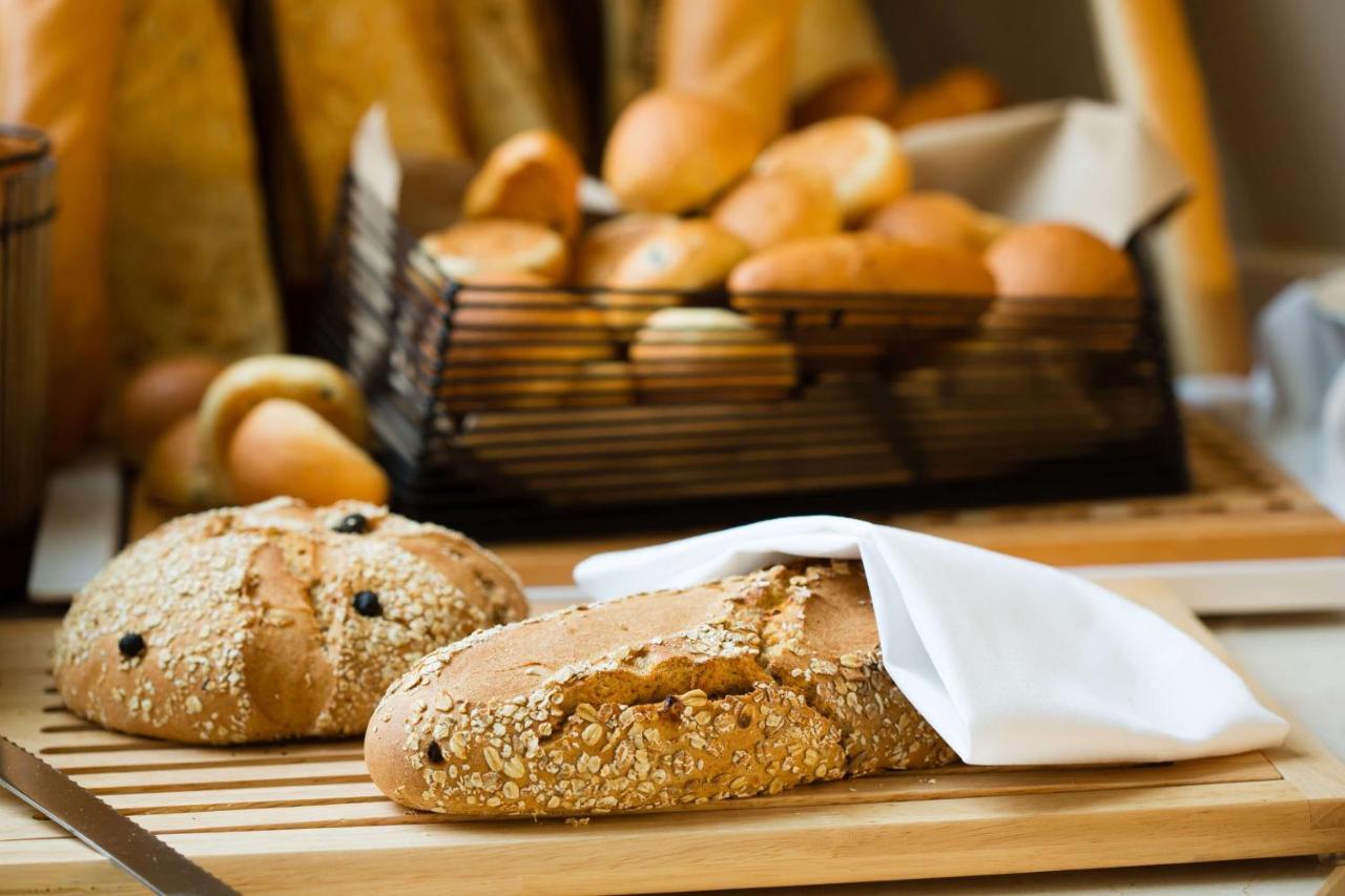 Radisson Blu Hotel & Convention Centre Kigali Dış mekan fotoğraf Bread