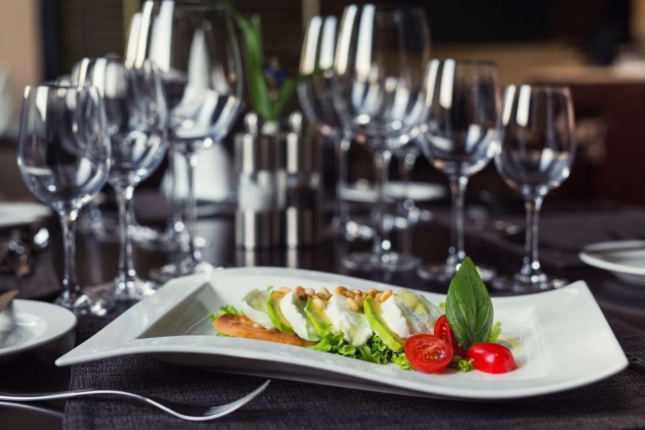 Radisson Blu Hotel & Convention Centre Kigali Dış mekan fotoğraf A salad