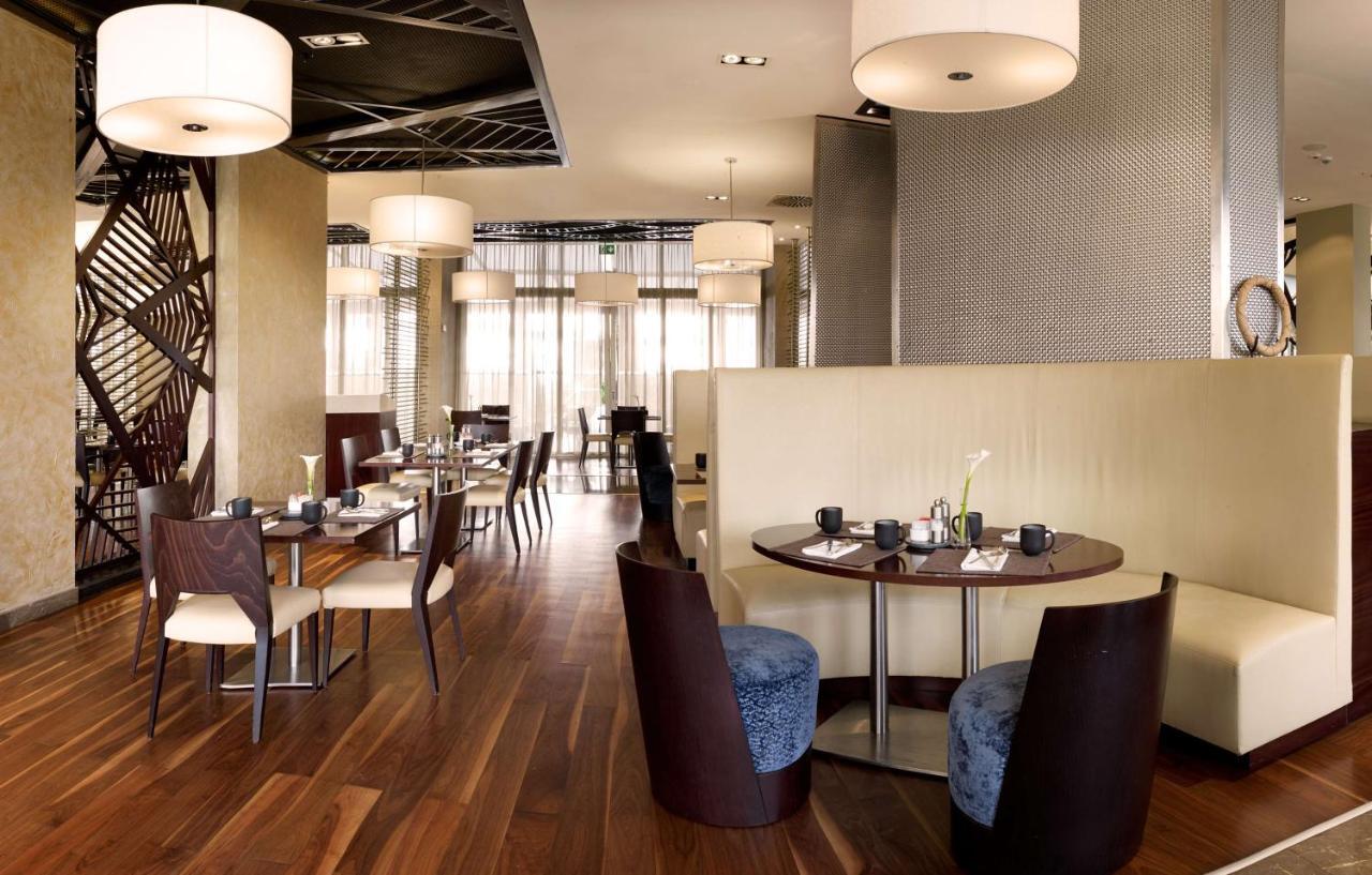 Radisson Blu Hotel & Convention Centre Kigali Dış mekan fotoğraf The interior of the restaurant
